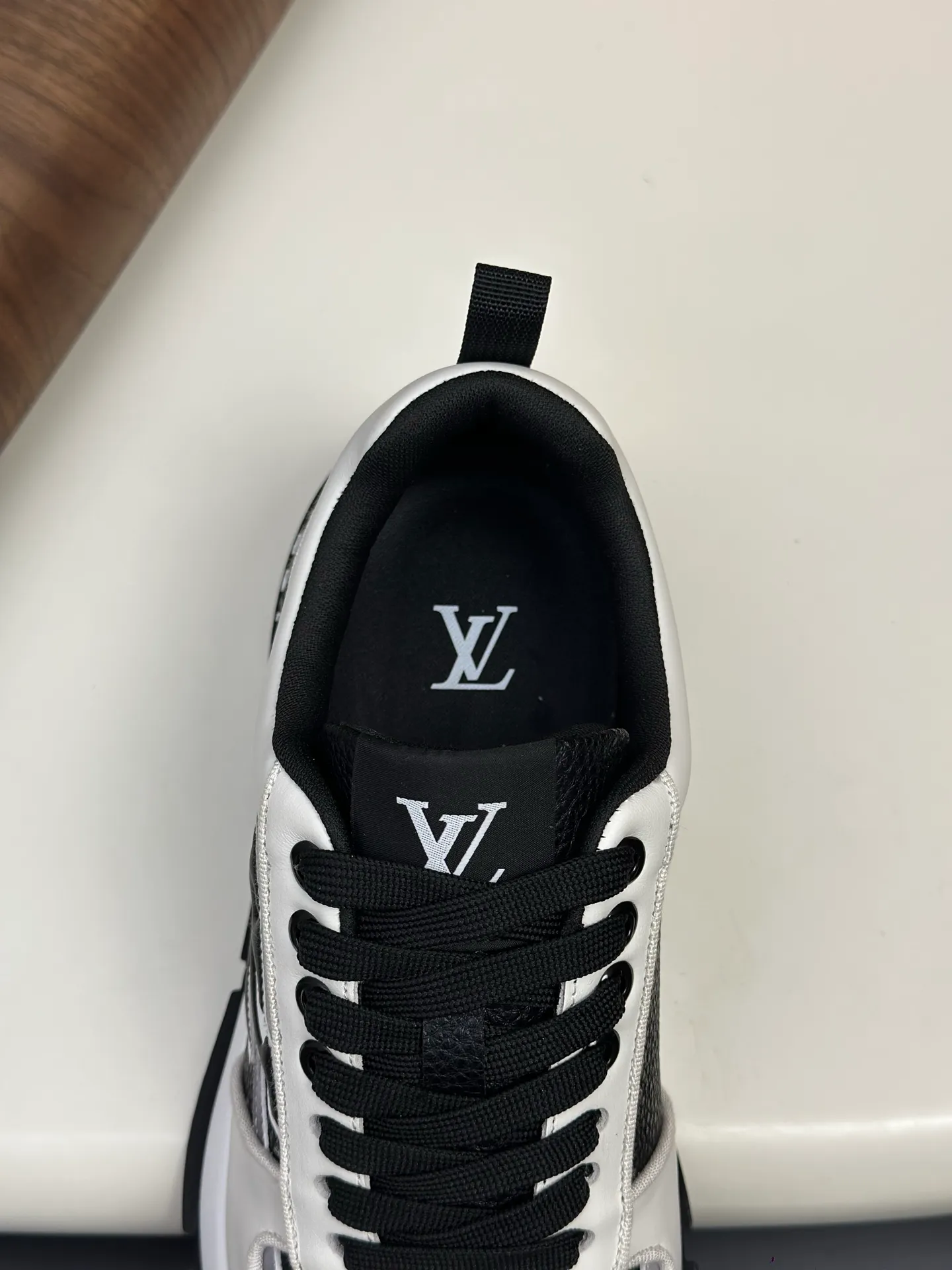 Men's shoes💰820 Lv 🔍Top purchasing agent🇮🇹 Louis Vuitton, the sports sneaker counter is synchronized, the uppers are imported from Italy, high-quality splicing colorful and complex crafts, the imported mesh padding is soft and comfortable, soles: original soles specially provided by the original factory, T men's men's shoes 💰U exclusive movable molded soles are super comfortable, original factory and single goods, 🔍🔍high quality, you can enter and leave the counter at will, welcome to compare, code number 38-44 (customized 45)
